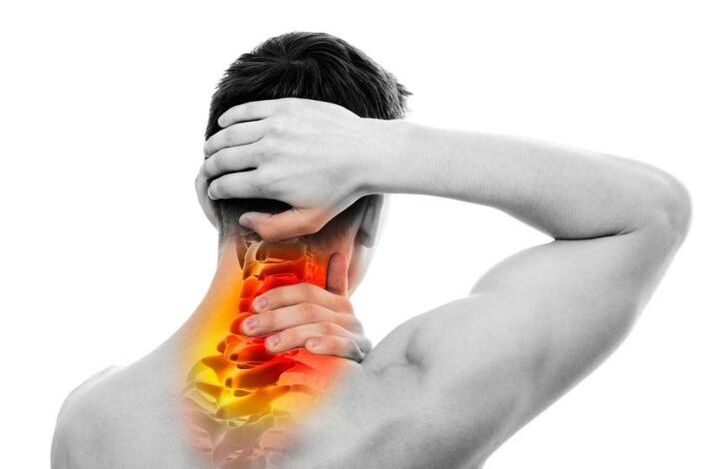 Симптомами шейного остеохондроза являются постоянные или пульсирующие боли. 